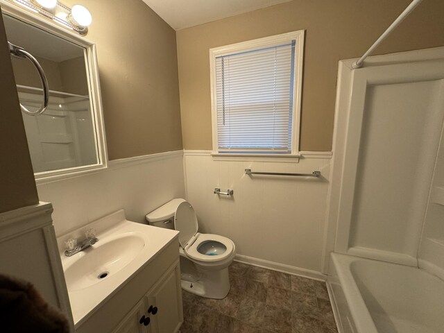 513 Adams Ct, Clarksville, TN 37040 - bathroom with vanity, wainscoting, toilet, and bathing tub / shower combination