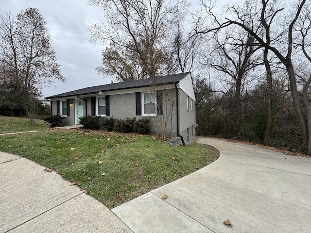 513 Adams Ct, Clarksville, TN 37040 - view of front of property featuring a front lawn, concrete driveway, and roof with shingles