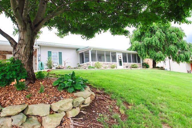 1375 Roberts Matthews Hwy, Sparta, TN 38583 - single story home with a sunroom, a front yard, and stone siding
