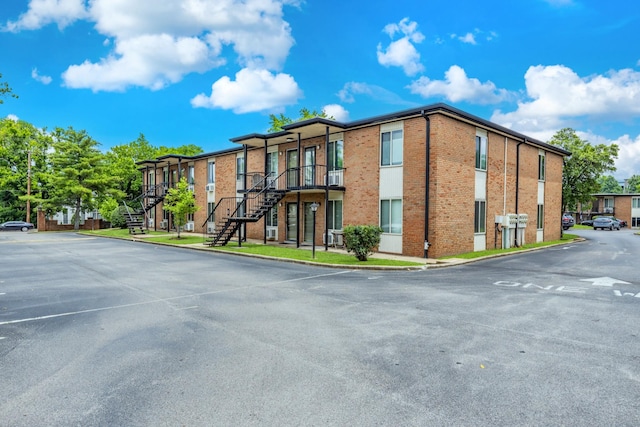 2601 Hillsboro Pike Unit E6, Nashville, TN 37212 - view of building exterior with stairway and uncovered parking