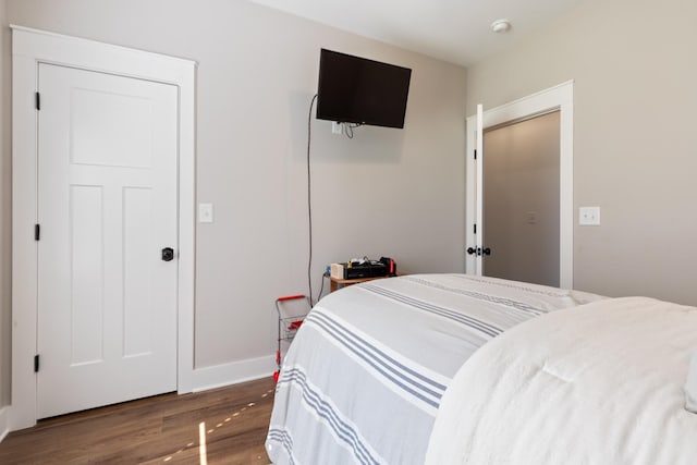 5660 Bold Springs Rd, Mc Ewen, TN 37101 - bedroom featuring wood finished floors and baseboards