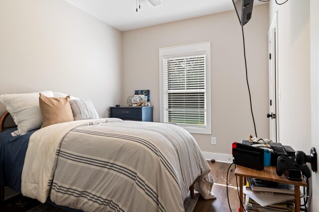 5660 Bold Springs Rd, Mc Ewen, TN 37101 - bedroom featuring dark wood finished floors and baseboards