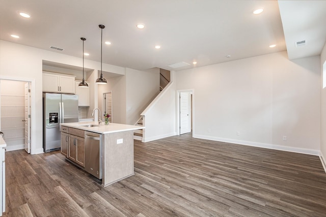 35 Audubon Ln, Murfreesboro, TN 37128 - kitchen with appliances with stainless steel finishes, a sink, dark wood-style flooring, baseboards, and a kitchen island with sink