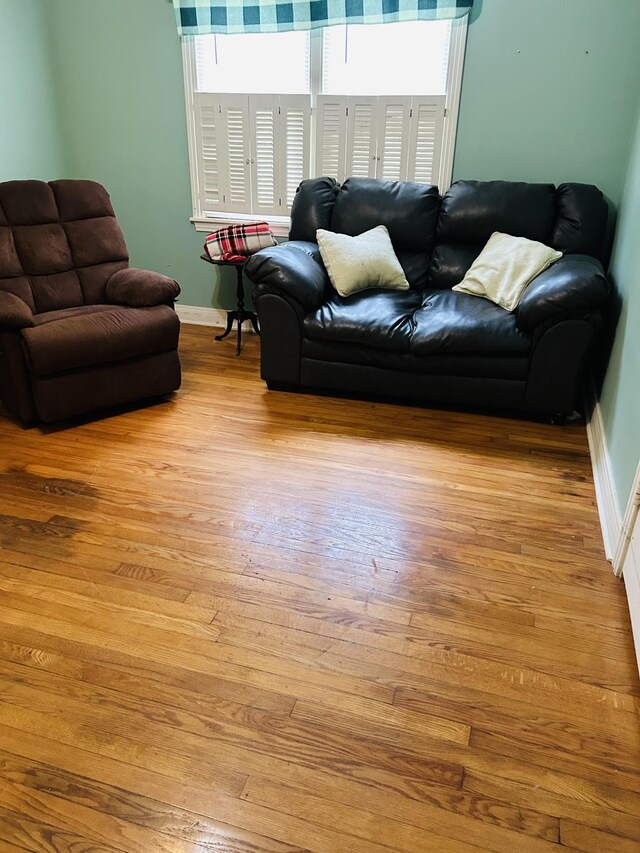 1102 Manor Rd, Columbia, TN 38401 - living area featuring wood-type flooring and baseboards