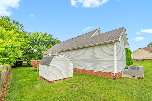 3700 Wheatfield Ln, Clarksville, TN 37040 - view of side of home featuring central AC and a shingled roof