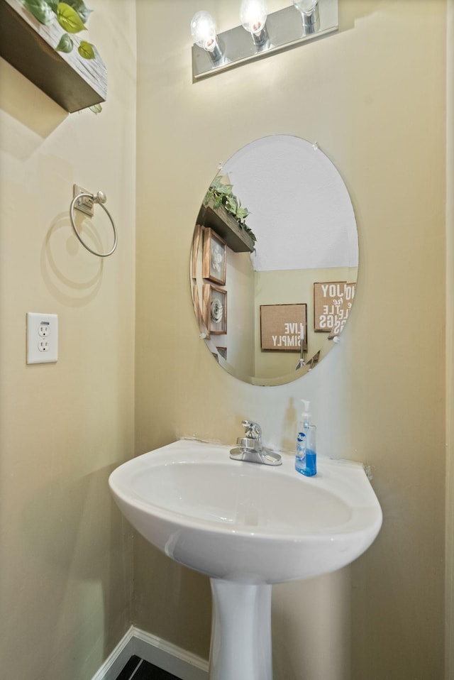 1515 Bridgecrest Dr Unit 220, Antioch, TN 37013 - bathroom with a sink and baseboards