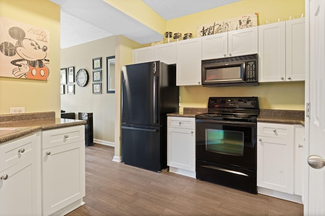 1515 Bridgecrest Dr Unit 220, Antioch, TN 37013 - kitchen featuring black appliances, white cabinetry, light wood-style flooring, dark countertops, and baseboards