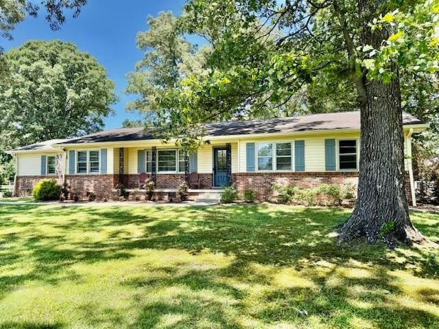 608 Bragg Cir, Tullahoma, TN 37388 - ranch-style home featuring brick siding and a front lawn