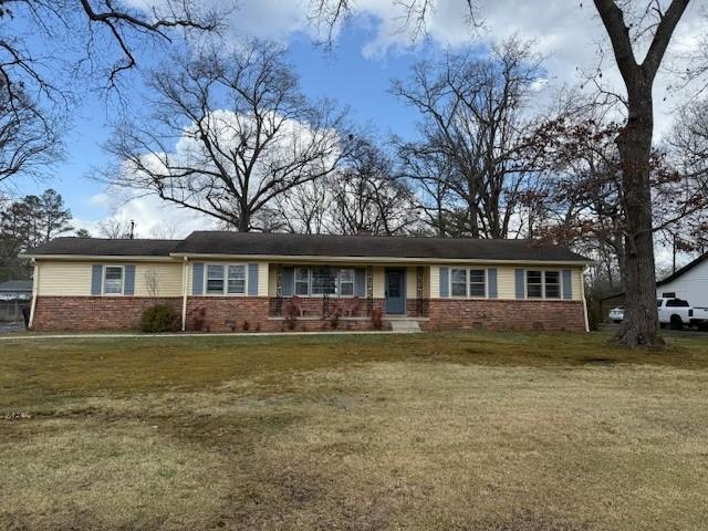 608 Bragg Cir, Tullahoma, TN 37388 - ranch-style home featuring brick siding and a front yard