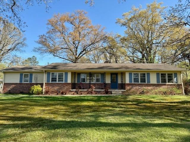 608 Bragg Cir, Tullahoma, TN 37388 - single story home featuring brick siding and a front yard