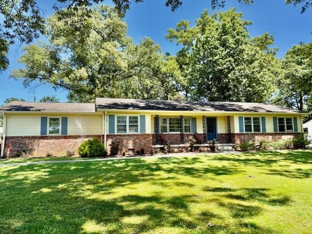 608 Bragg Cir, Tullahoma, TN 37388 - single story home with brick siding and a front lawn