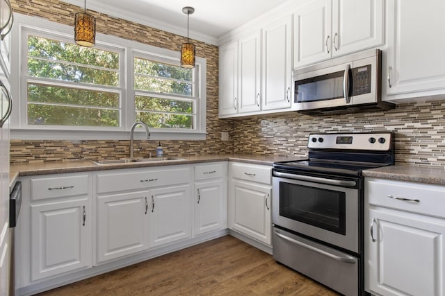 608 Bragg Cir, Tullahoma, TN 37388 - kitchen featuring appliances with stainless steel finishes, a sink, white cabinets, backsplash, and ornamental molding