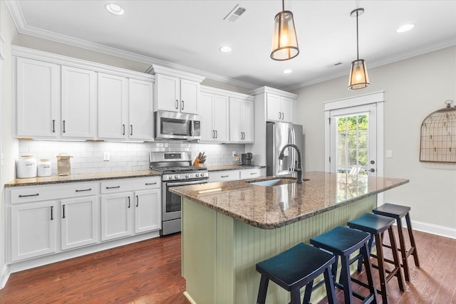 6022 Somerhaven Trl, Hixson, TN 37343 - kitchen featuring stainless steel appliances, a sink, dark wood finished floors, white cabinets, and ornamental molding