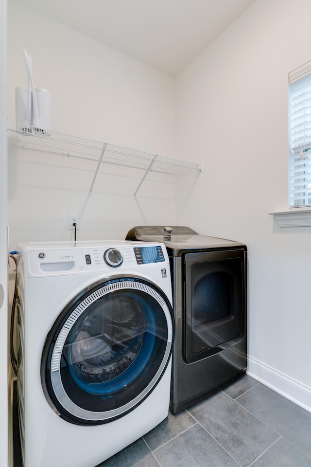 6233 Del Sol Dr, Whites Creek, TN 37189 - laundry area featuring washing machine and clothes dryer, tile patterned floors, and baseboards