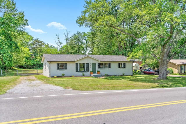 415 Jordan Rd, Clarksville, TN 37042 - ranch-style home with driveway, roof with shingles, and view of wooded area