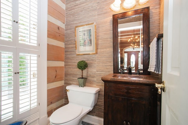 1105 Mount Pleasant Rd, Kingston Springs, TN 37082 - half bath featuring a chandelier, vanity, and toilet