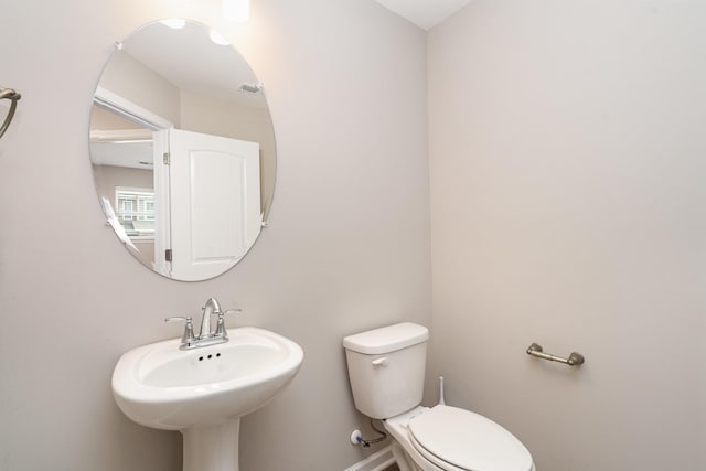 142 Rising Pvt Ln, Gallatin, TN 37066 - bathroom with toilet, baseboards, and a sink