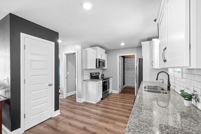 1341 Sussex Dr, Clarksville, TN 37042 - kitchen with stainless steel appliances, a sink, tasteful backsplash, white cabinetry, and baseboards