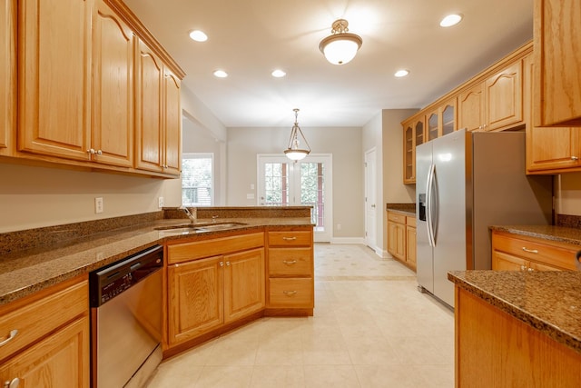 4370 Wellesley Dr, Ooltewah, TN 37363 - kitchen featuring stainless steel appliances, a sink, glass insert cabinets, recessed lighting, and a peninsula