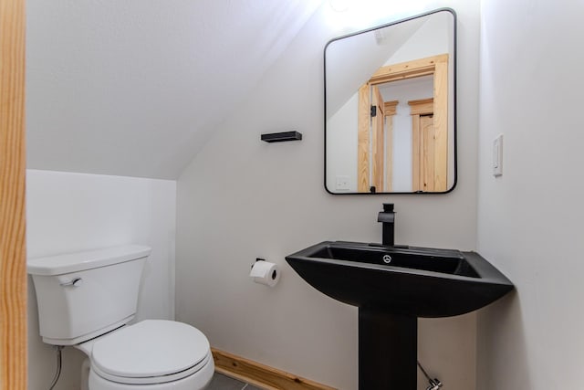 619 Bridgeview Cv, Bath Springs, TN 38311 - bathroom featuring vaulted ceiling, toilet, and baseboards
