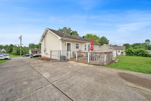 2879 Chinquapin Ln, Clarksville, TN 37043 - rear view of property featuring a lawn, a deck, and concrete driveway