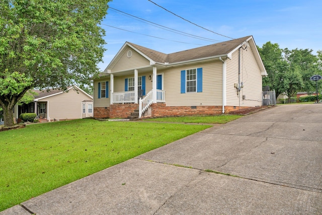 2879 Chinquapin Ln, Clarksville, TN 37043 - bungalow-style house with a porch, crawl space, a front yard, and driveway