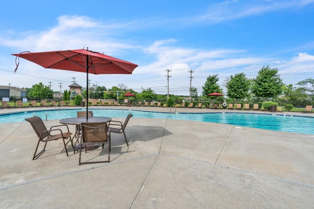 5073 Hunters Village Dr, Lebanon, TN 37087 - community pool with a patio