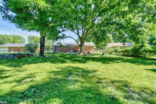 413 Colonial Ter, Hopkinsville, KY 42240 - view of yard