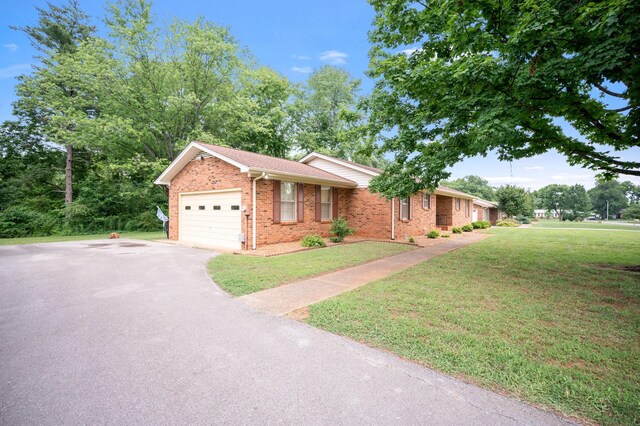 2715 Clearview Ct, Murfreesboro, TN 37129 - single story home with driveway, a garage, brick siding, and a front lawn