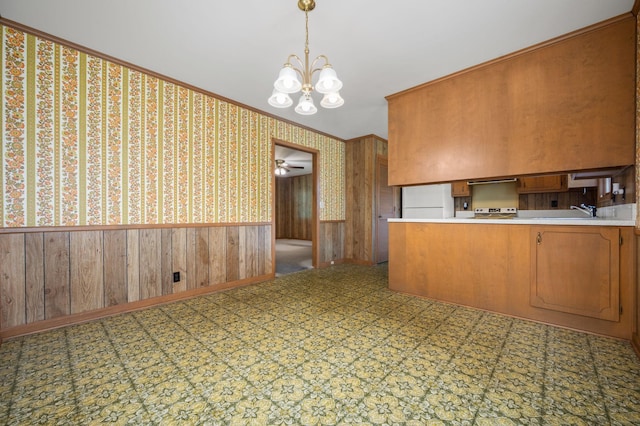 2715 Clearview Ct, Murfreesboro, TN 37129 - kitchen with a wainscoted wall, a chandelier, freestanding refrigerator, stove, and crown molding