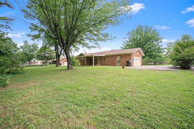 2715 Clearview Ct, Murfreesboro, TN 37129 - view of green lawn featuring an attached garage and driveway