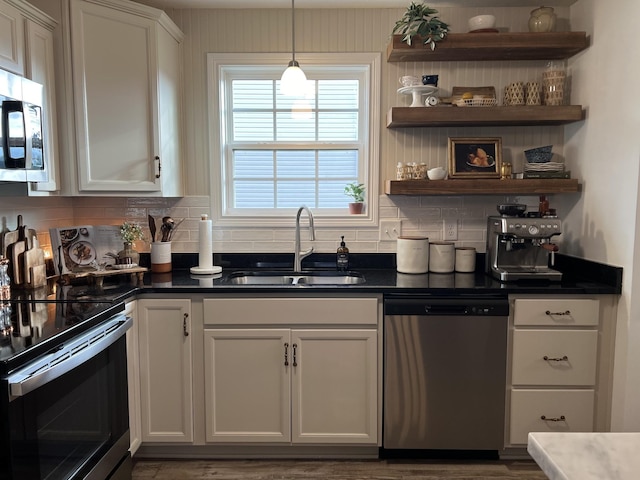 219 Dugger Dr, Clarksville, TN 37042 - kitchen featuring appliances with stainless steel finishes, a sink, tasteful backsplash, and white cabinetry