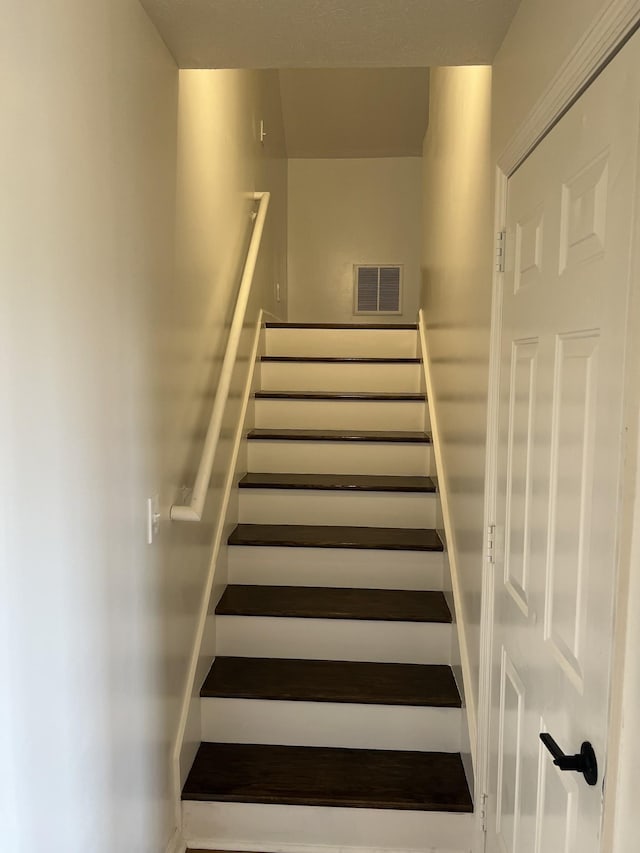 3048 Chateau Valley Dr, Nashville, TN 37207 - view of stairway
