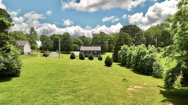110 Saw Mill Rd, Dickson, TN 37055 - view of yard with an outbuilding