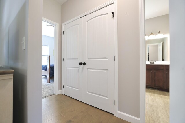 110 Saw Mill Rd, Dickson, TN 37055 - hall featuring light wood finished floors, a sink, and baseboards