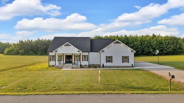 1270 Post Oak Rd, Belvidere, TN 37306 - modern farmhouse style home with crawl space, a front yard, and driveway