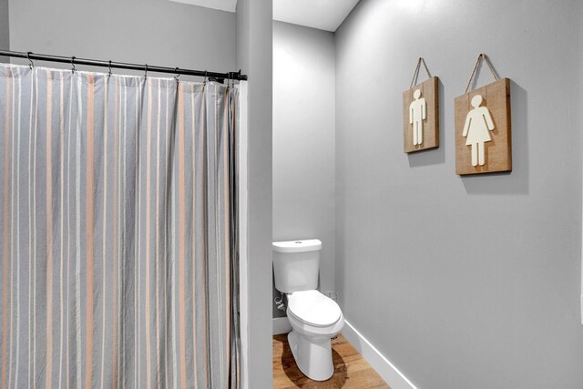 1270 Post Oak Rd, Belvidere, TN 37306 - bathroom featuring toilet, wood finished floors, baseboards, and curtained shower