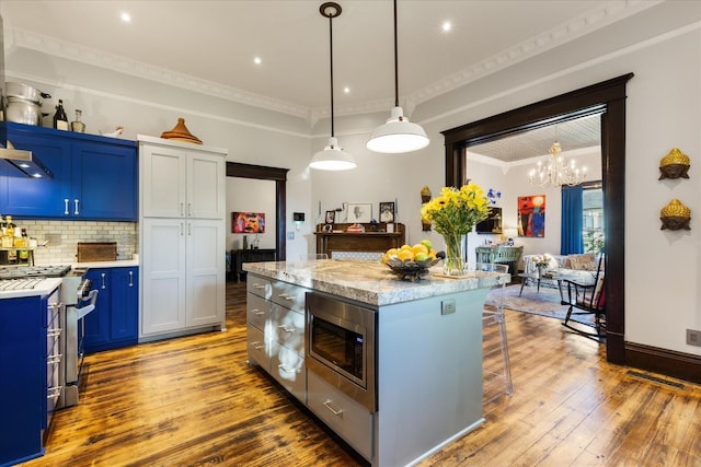 207 Main St E, Wartrace, TN 37183 - kitchen featuring blue cabinetry, stainless steel appliances, crown molding, dark wood-type flooring, and a center island