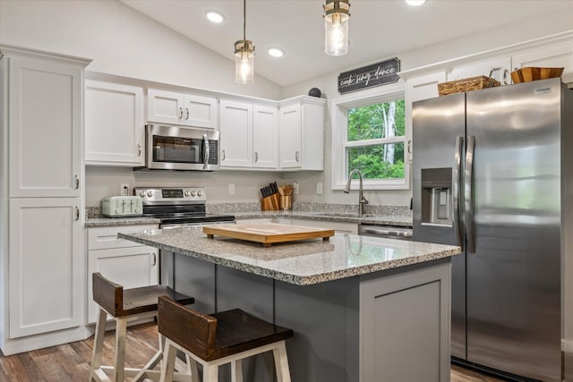 439 Ferry Bend Trl, Crossville, TN 38571 - kitchen featuring appliances with stainless steel finishes, a sink, lofted ceiling, a kitchen bar, and a center island
