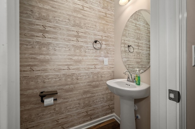 4713 Pompano Ln, Murfreesboro, TN 37128 - bathroom featuring wooden walls
