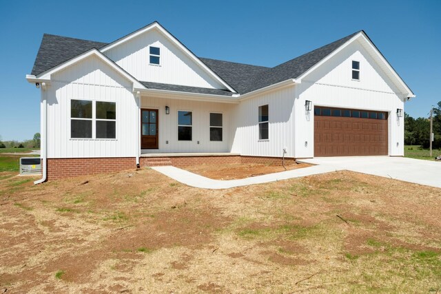 10 Henkle Dr, Loretto, TN 38469 - modern farmhouse style home with a shingled roof and concrete driveway