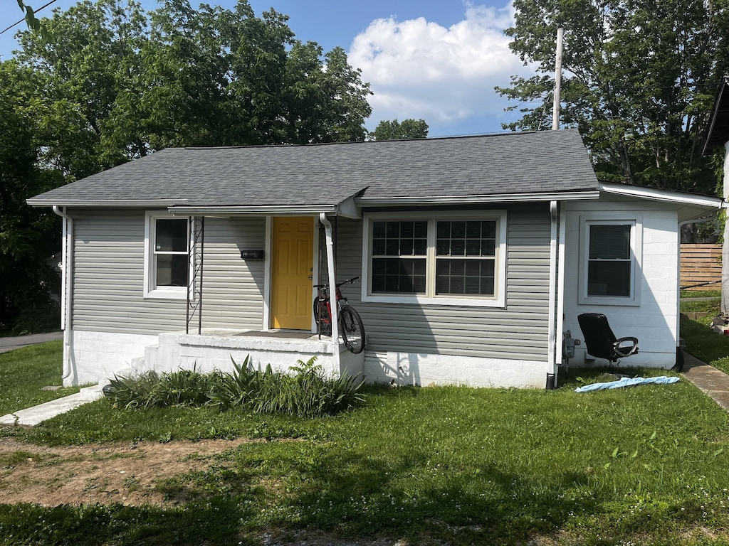 118 Masonic St, Dickson, TN 37055 - bungalow-style home featuring a front yard and roof with shingles