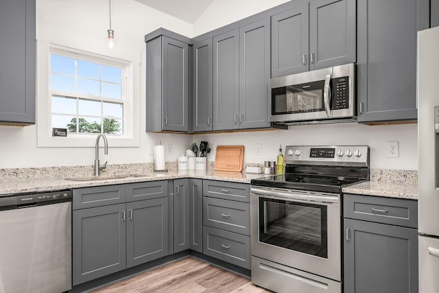 425 Royal Dr, Rock Island, TN 38581 - kitchen featuring stainless steel appliances, a sink, gray cabinets, and light wood-style floors