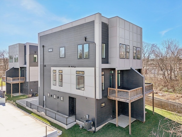 107 E 9th St Unit C6, Columbia, TN 38401 - view of side of property with central AC and a lawn