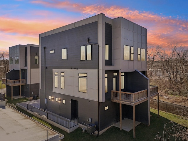 107 E 9th St Unit C6, Columbia, TN 38401 - back of property at dusk with cooling unit