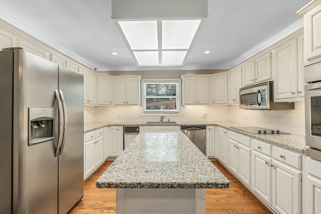 818 N Rutherford Blvd, Murfreesboro, TN 37130 - kitchen with appliances with stainless steel finishes, a sink, backsplash, recessed lighting, and a kitchen island