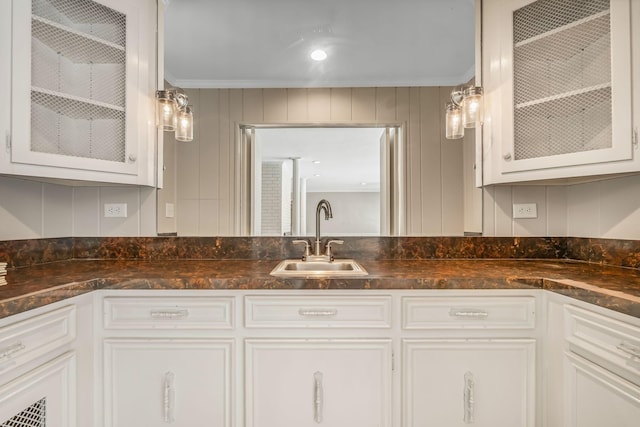 818 N Rutherford Blvd, Murfreesboro, TN 37130 - kitchen featuring a sink, ornamental molding, dark countertops, and white cabinetry