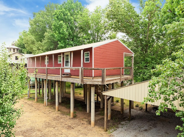 91 Creekside View Ln, Decaturville, TN 38329 - view of front facade featuring a wooden deck and dirt driveway