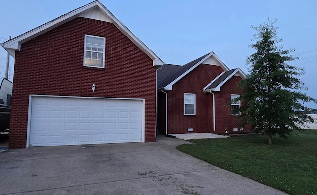 1053 Chardea Dr, Clarksville, TN 37040 - traditional-style house featuring concrete driveway, brick siding, and a front lawn