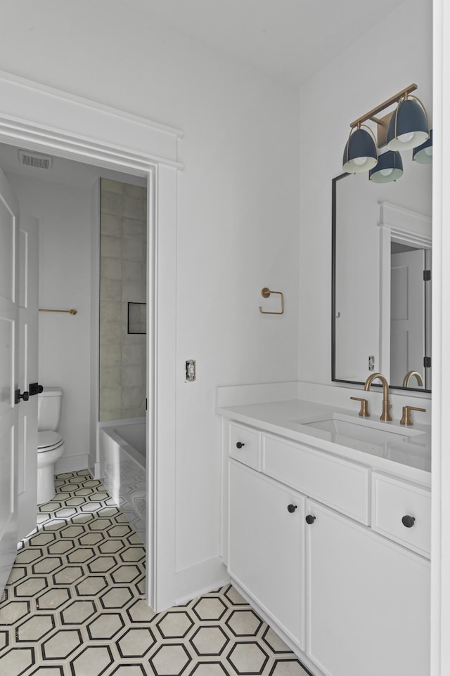 1712 Carvell Ave, Nashville, TN 37203 - full bathroom with toilet, vanity, and baseboards